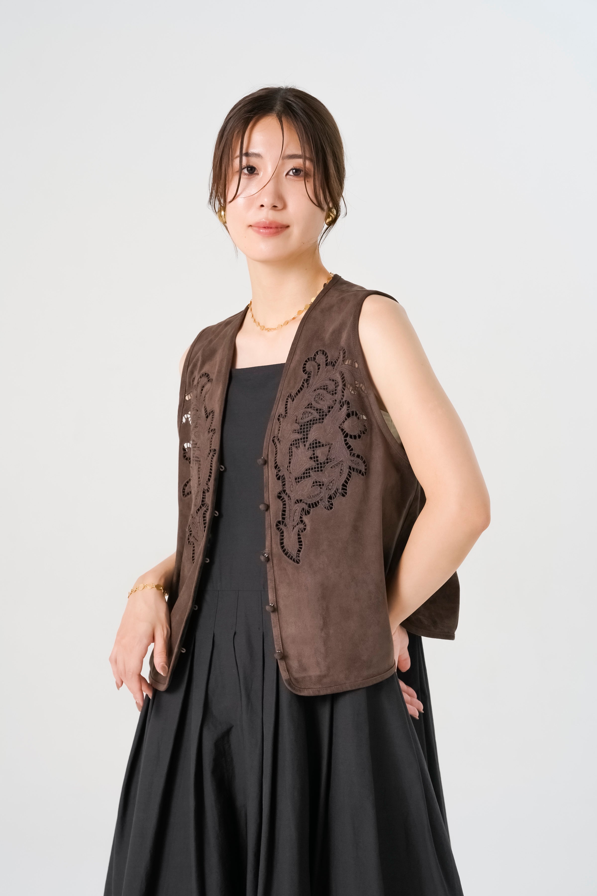 【8/7- 先行販売】クラシカルカットワークスエードベスト(6268-454)