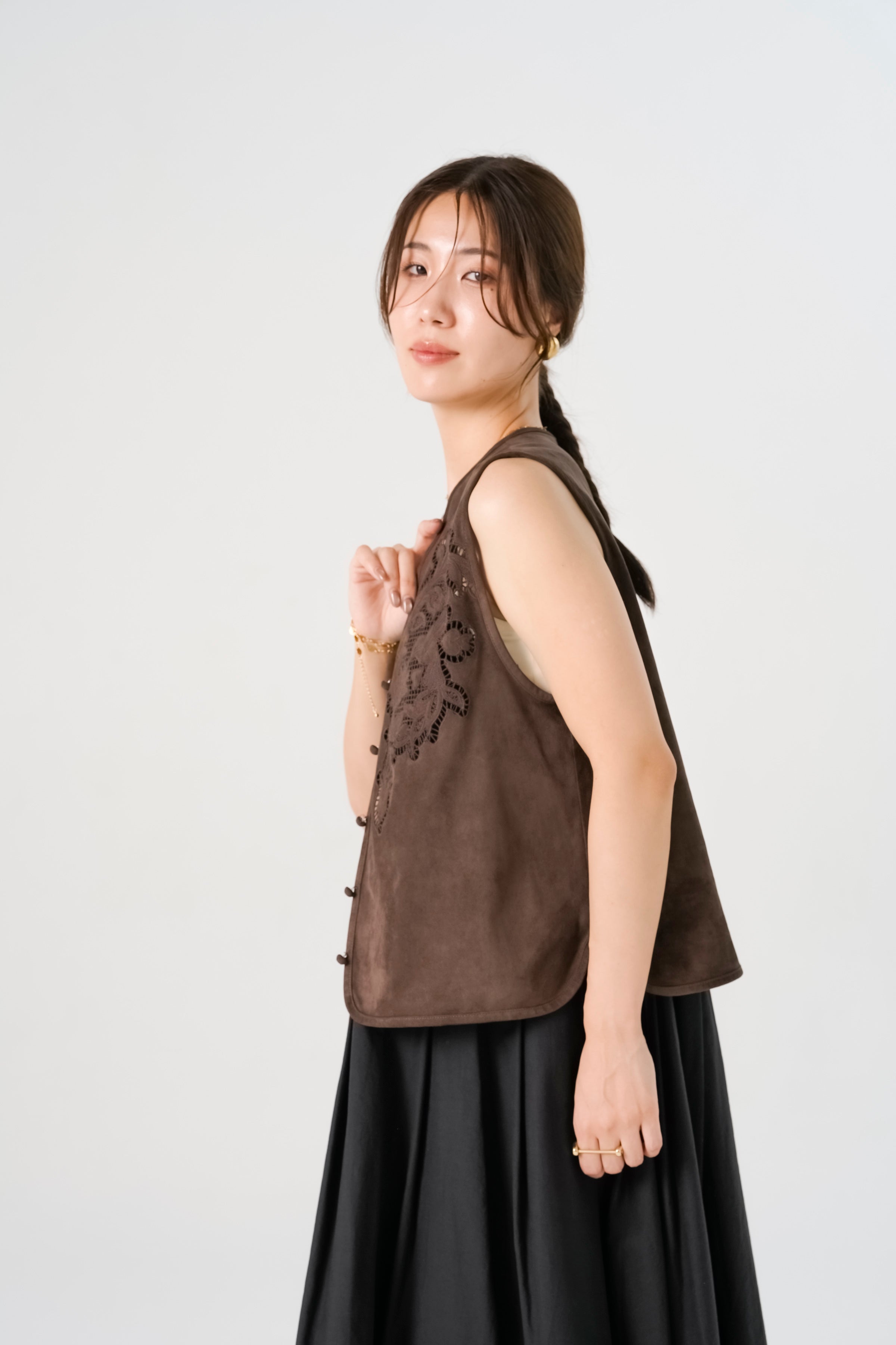 【8/7- 先行販売】クラシカルカットワークスエードベスト(6268-454)